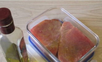 Тунца сбрызгиваем оливковым маслом и оставляем для пропитки на 20-30 минут, в течение этого времени один раз переворачиваем.