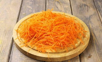 Очищаем морковку и натираем ее на терке для моркови по-корейски.