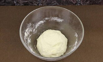 Руками вымешиваем мягкое податливое тесто и формируем шарик. Прикрываем пищевой пленкой и на час убираем в теплое место.