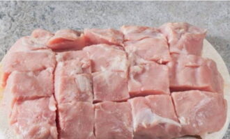 Мясо режем на крупные сегменты квадратной формы – отправляем в сковороду.
