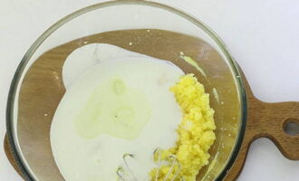 В яичную смесь переливаем кефир и растительное масло – мешаем до однородной консистенции.