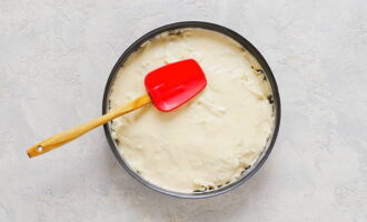 Форму для выпекания обмазываем сливочным маслом. Выкладываем сюда капусту, посыпаем ее перцем и заливаем тестом.