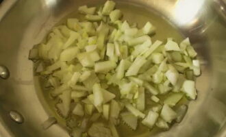 Репчатый лук измельчите, и подрумяньте на сковородке с растительным маслом, предварительно раскалив ее.