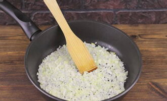 С луковиц снимите шелуху и мелко нарубите, пассеруйте на растительном масле в раскаленной сковородке до прозрачного состояния.