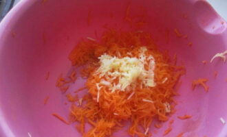 Морковку и чеснок измельчите на терке.