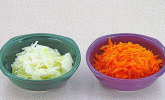 Овощи чистим и нарезаем: лук полукольцами, а морковку мелкими кубиками либо трем на терке.