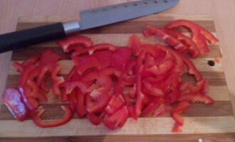 Очищаем болгарский перец от семян и плодоножки. Нарезаем овощ тонкой соломкой.