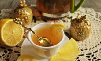 Душистый чай разлейте по чашкам. Подавайте с лимонной долькой и медом.