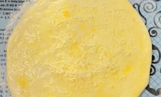 Заготовку смазываем взбитым яйцом и посыпаем остатками сыра – выпекаем около 20-25 минут при 190 градусах.