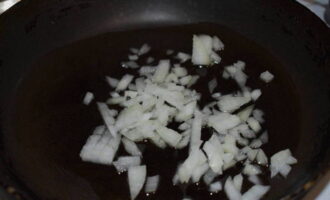 Мелко порезанную луковицу отправляем на сковороду, разогретую с растительным маслом. Обжариваем овощ до легкого румянца пару минут.