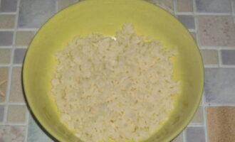 Переходим к сервировке: в глубокую чашу кладем порцию риса.