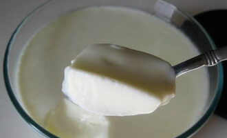 Домашний йогурт из молока в йогуртнице готов. Можно пробовать!