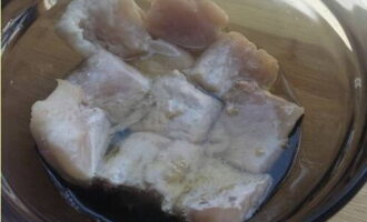 По истечении времени откидываем рыбу на сито и даем излишкам уксуса стечь. Возвращаем ломтики в миску и дополняем раскаленным на сковороде растительным  маслом.