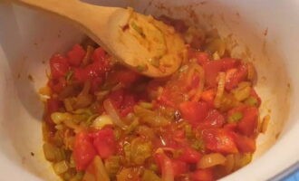 Помидоры очистите от кожицы, порежьте произвольно, добавьте к овощам вместе с томатной пастой, куркумой или шафраном и сахарным песком. Постоянно помешивая, готовьте минут 5.