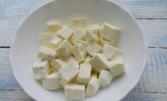 Кусок сыра нарезаем аккуратными кубиками.