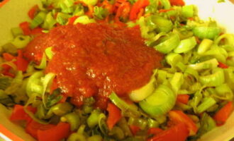 Следующим шагом добавьте томатную пасту или соус.