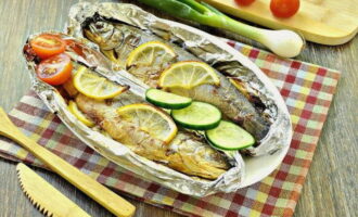 Ароматную рыбу переложите в посуду, в которой планируете подавать, задекорируйте по своему усмотрению. Приглашайте гостей. Приятного наслаждения!
