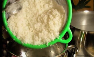 Затем отваренный рис пересыпьте в ту же кастрюлю.