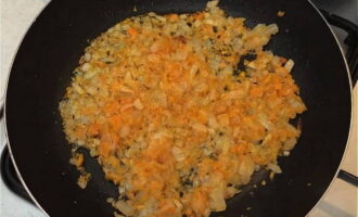 За это время почистить морковь с луковицей. Морковь измельчить на любой терке, а лук мелко нарезать. Обжарить овощи на разогретом масле до легкого золотистого цвета.