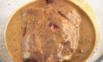 В приготовленный соус переложить свиную шею и несколько раз перевернуть, чтобы мясо было покрыто соусом. Мясо можно запекать сразу, но лучше оставить на полчаса для маринования, но можно и на ночь, что сделает его более вкусным.