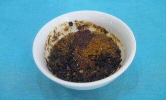 В пиалу налить соевый соус, насыпать к нему соль с черным перцем и выбранными пряностями. Затем эти ингредиенты хорошо перемешать.