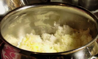 К рису по своему вкусу добавьте немного сливочного масла, перемешайте и дайте гарниру 15 минут для настаивания. По истечении этого времени приготовленный рассыпчатый рис можно сервировать гарниром к любому блюду. Приятного аппетита!