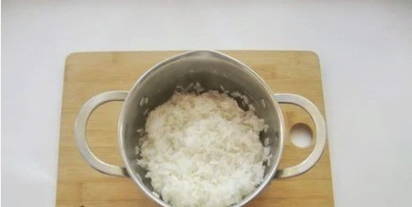 Жареный рис с яйцом на сковороде