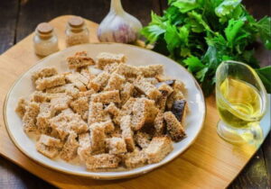 Сухарики в духовке – 10 вкусных рецептов приготовления с пошаговыми фото