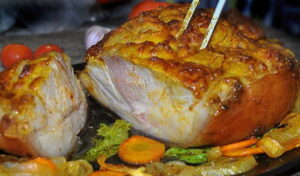 Свиной окорок в духовке - 8 вкусных рецептов приготовления с пошаговыми ...