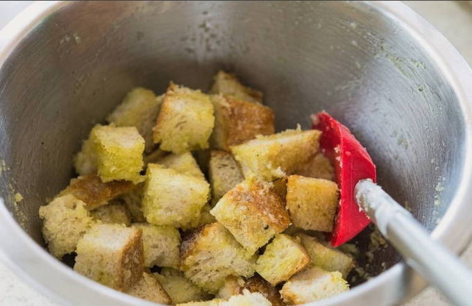 Сухарики в духовке – 10 вкусных рецептов
