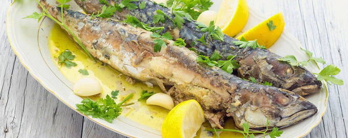 Рецепт: Навага запеченная под луком и майонезом - нежная рыба в соусе