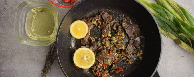 Рецепт: Салат из говяжьего легкого | С морковью и свежем огурцом
