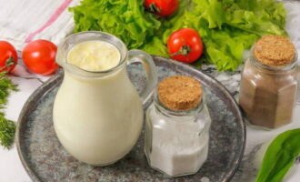 Для приготовления вкусного сыра в домашних условиях вам потребуется только скисшее молоко и немного соли.