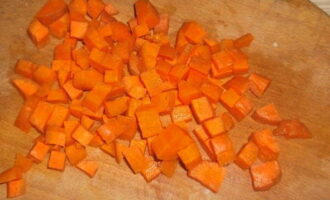 Оранжевый корнеплод пошкрябайте или освободите от кожуры экономкой, порубите квадратиками.
