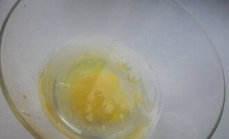 В пиале расколачиваем яйца со щепоткой соли и водой.