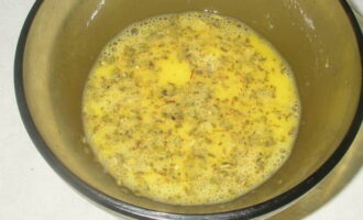 В глубокой миске взбиваем куриное яйцо с сушеным розмарином. Оставляем смесь на 10 минут, чтобы аромат специи лучше раскрылся.