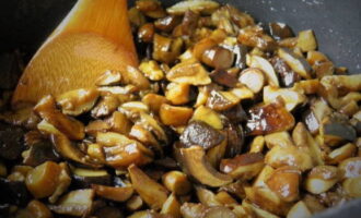 Измельчаем грибы с луком и обжариваем их до полной готовности на сковороде.