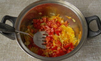 Помидоры ополосните, порежьте квадратиками, удалив плодоножку. Переложите к овощам. Если не оказалось томатов, возьмите томатную пасту. Соус или кетчуп тоже подойдет.