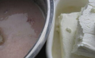 Не теряя времени, готовим начинку: в миске объединяем йогурт, творог, цедру, ванилин, манку и сахарный песок.