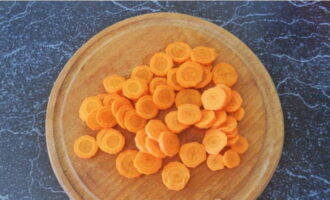 Очищенную морковку режем тонкими кружками.