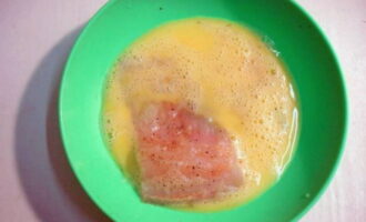 В пиале вилкой или венчиком взбейте одно яйцо. В сковородке хорошо разогрейте растительное масло. Кусочки тилапии сначала обмакните во взбитое яйцо.