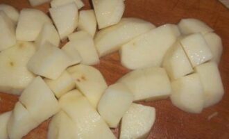 Картошку очистите от кожуры экономкой, порежьте, как обычно режете на суп.