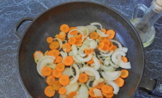 На сухой сковородке обжариваем овощи до легкой румяности, часто помешивая.