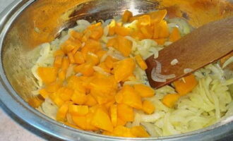 Отправляем лук с морковкой в сковороду, разогретую с растительным маслом.
