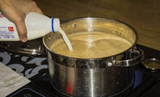В готовый отвар влейте молоко и проварите 3-5 минут.