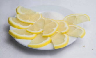 Лимон нарежьте тонкими дольками и удалите косточки.