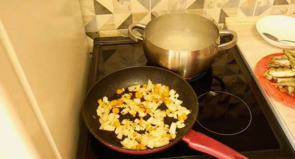 Жареная корюшка на сковороде — 7 вкусных рецептов