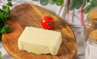 Контейнер закройте и оправьте сыр отстаиваться в холодильник на 2 дня.