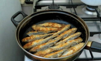 Хорошо прогрейте сковороду, влейте растительное масло. Выкладывайте рыбку порциями, чтобы она сильно не соприкасалась друг с другом. Жарьте по паре минут на умеренном огне с каждой стороны. Салака должна хорошо зарумяниться и полностью пропечься внутри.