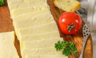Готовый домашний сыр из кислого молока нарежьте порционными ломтиками и подавайте на завтрак с чаем или кофе. Приятного аппетита!
